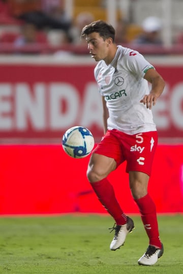 Los Rayos del Necaxa han encontrado una cantera en el futbol chileno, pues en los años recientes varios jugadores andinos han militado en los rojiblancos, entre ellos Fernando, quien también portó el escudo del Cacique