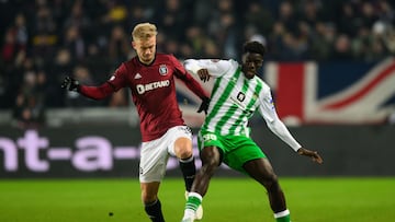 Prague (Czech Republic), 30/11/2023.- Jaroslav Zeleny of Sparta Prague (left) in action against Assane Diao of Real Betis during the UEFA Europa League group C match between Sparta Prague and Real Betis in Prague, Czech Republic, 30 November 2023. (República Checa, Praga) EFE/EPA/VLASTIMIL VACEK
