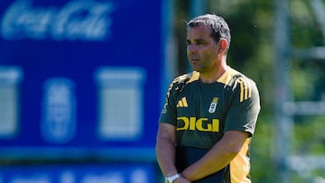 REQUEXON, 15/07/2024.- El entrenador del Real Oviedo, Javier Calleja dirige su primer entrenamiento este lunes en Requex¨®n. EFE/ Paco Paredes