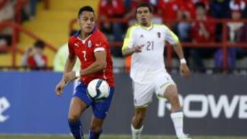 El jugador de la seleccion chilena Alexis Sanchez controla el balon durante el partido amistoso contra Venezuela