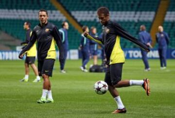 Entrenamiento del Barcelona en el el Celtic Park Stadium. Neymar y Adriano.