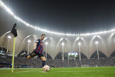 Saque de córner de De Jong.