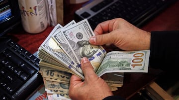 FILE PHOTO: A money changer counts U.S. dollar banknotes at a currency exchange office in Ankara, Turkey ¿Cuál es el precio del dólar hoy, 29 de julio? Aquí el tipo de cambio en México, Honduras, Nicaragua, Guatemala y Costa Rica.11, 2021. REUTERS/Cagla Gurdogan/File Photo