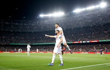 0-4. Panorámica del Camp Nou en la celebración de Karim Benzema del cuarto tanto con Marco Asensio.