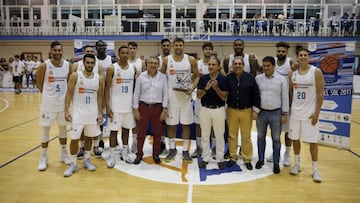 El Real Madrid posa tras ganar el Costa del Sol al Unicaja en el Rincón de la Victoria.