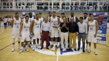 El Real Madrid posa tras ganar el Costa del Sol al Unicaja en el Rinc&oacute;n de la Victoria.