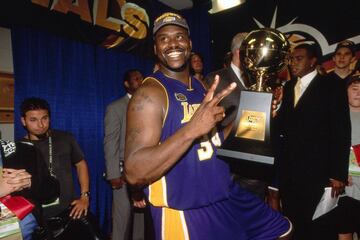 Los Angeles Lakers fue su segundo equipo. En él estuvo de 1996 hasta 2004 y consiguió los mayores éxitos de su carrera.
Celebración de su segundo anillo, en 2001.