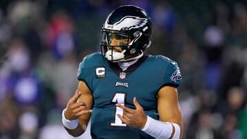 PHILADELPHIA, PENNSYLVANIA - JANUARY 21: Jalen Hurts #1 of the Philadelphia Eagles warms up prior to a game against the New York Giants in the NFC Divisional Playoff game at Lincoln Financial Field on January 21, 2023 in Philadelphia, Pennsylvania.   Mitchell Leff/Getty Images/AFP (Photo by Mitchell Leff / GETTY IMAGES NORTH AMERICA / Getty Images via AFP)