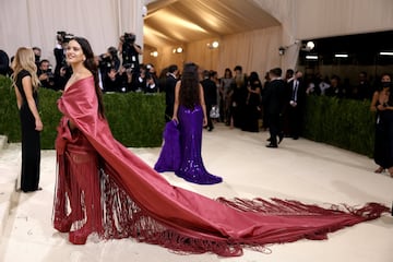 Rosalía arrasa en la gala de los MET con un mantón de Manila