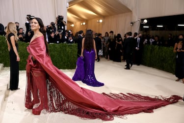 Rosal¨ªa arrasa en la gala de los MET con un mant¨®n de Manila
