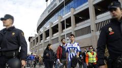 Seguidores del Deportivo abandonando escoltados el Calder&oacute;n en el partido de hace dos temporadas.