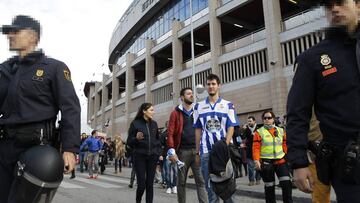 Seguidores del Deportivo abandonando escoltados el Calder&oacute;n en el partido de hace dos temporadas.