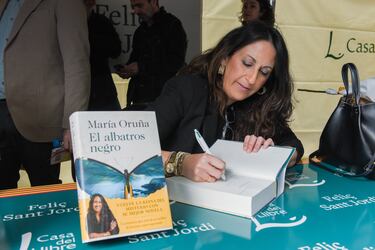 La escritora María Oruña firma uno sus ejemplares.