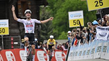 Joao Almeida entra en meta con Adam Yates, el maillot amarillo y compañero de equipo, a la vista.