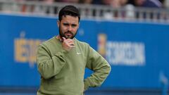 SANT JOAN D´ESPÍ (BARCELONA), 17/03/2024.- El técnico del Barça , Jonatan Giraldez, durante el partido de la Liga F que disputan el FC Barcelona y el Costa Adeje Tenerife. este domingo en Barcelona.- EFE/ Enric Fontcuberta.
