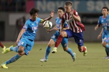  Vietto lucha por el balón con Teruaki Kobayashi.