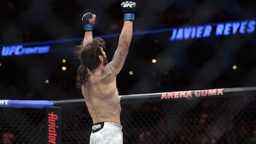 AME9400. CIUDAD DE MÉXICO (MÉXICO), 28/02/2026.- Javier Reyes de Colombia celebra al vencer a Douglas Silva de Andrade de Brasil este sábado, en la categoría peso pluma de la Ultimate Fighting Championship (UFC) en la Arena Ciudad de México (México). EFE/ José Méndez
