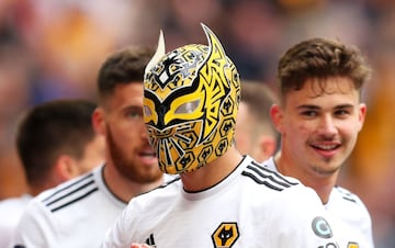 El actual atacante de la Selección Mexicana celebró algunos de sus goles con los Wolves con la máscara del luchador mexicano Sin Cara, festejo que le dio la vuelta al mundo y maravilló a la afición británica.