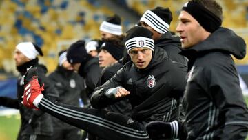Los jugadores del Besiktas, en el entrenamiento de ayer en el estadio Olímpico.
