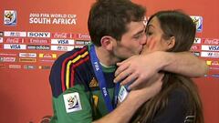 Sucedió momentos después de ganar el Mundial de Fútbol en Sudáfrica, Iker Casillas no se cortó y le plantó un beso a la que era su novia en aquel momento, Sara Carbonero, quien cubría el evento como periodista.
