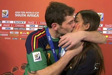 Sucedió momentos después de ganar el Mundial de Fútbol en Sudáfrica, Iker Casillas no se cortó y le plantó un beso a la que era su novia en aquel momento, Sara Carbonero, quien cubría el evento como periodista.
