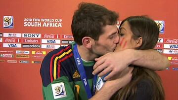 Sucedió momentos después de ganar el Mundial de Fútbol en Sudáfrica, Iker Casillas no se cortó y le plantó un beso a la que era su novia en aquel momento, Sara Carbonero, quien cubría el evento como periodista.
