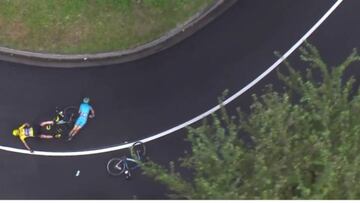 Vincenzo Nibali se fue al suelo tras Chris Froome en el descenso de la Bisanne.