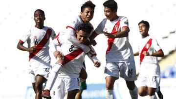 Per&uacute; celebra uno de sus goles ante Bolivia en el Sudamericano Sub-15.