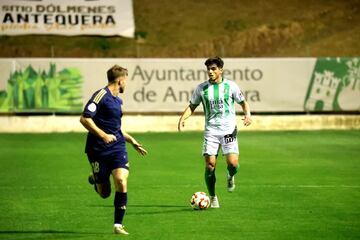 Dani Perejn, pendiente de Carrin que lleva la bola.