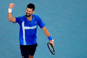 El tenista serbio, Novak Djokovic, celebra la victoria ante el espa?ol Carlos Alcaraz. 