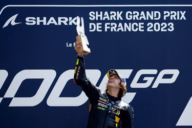 Bezzecchi celebra la victoria en el podio.