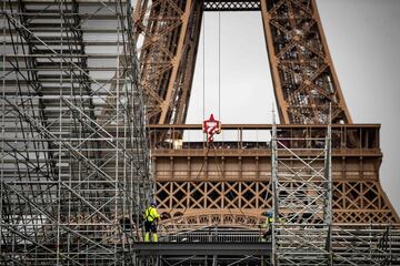 Los Juegos Olímpicos de 2024 están a la vuelta de la esquina. Se llevarán a cabo entre el 26 de julio y el 11 de agosto de 2024 en la ciudad de París. Por ello, el monumento más famoso de la capital francesa se prepara para la ocasión: la Torre Eiffel se pintará de un brillante color dorado-marrón para atraer todas las miradas de los visitantes.