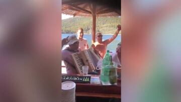 Neuer, cazado cantando una canci¨®n de ultraderecha