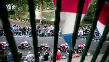 El equipo Cofidis animado por los seguidores.