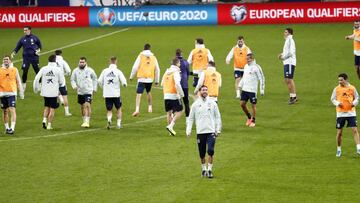 Sergio Ramos, que hoy disputará su partido número 170 con La Roja, aparece al frente de la Selección en el entrenamiento que realizó en la fría tarde de ayer en el Wanda Metropolitano. En la derecha le secunda Jesú