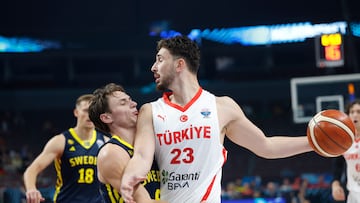 Alperen Sengun (R) of Turkey and Pelle Larsson of Sweden in action during the EuroBasket 2025 round of 16 basketball match between Turkey and Sweden, in Riga, Latvia, 06 September 2025.