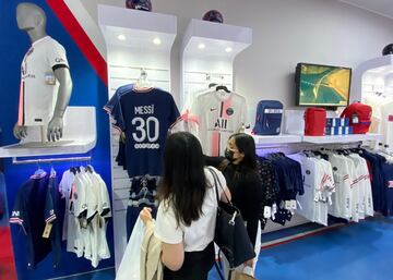 Numerosos aficionados del Paris Saint-Germain se han agolpado en la puerta de la tienda oficial del estadio para conseguir una camiseta del astro argentino.