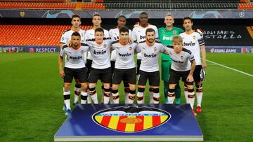 Imagen del Valencia que disput&oacute; el &uacute;ltimo partido de Champions, ante el Atalanta, en un Mestalla vac&iacute;o.