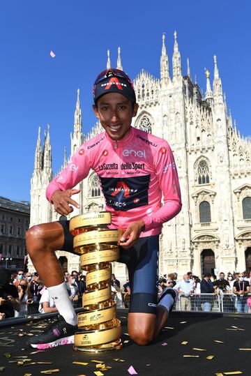 El corredor del Team INEOS - Grenadiers hizo historia en el deporte colombiano y se coronó campeón del Giro de Italia. Bernal mantuvo la ventaja en la clasificación general y tras la contrarreloj en la última etapa, se quedó con el título. 