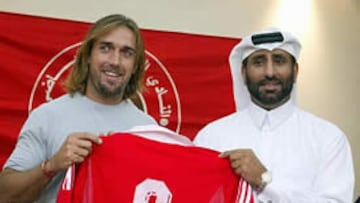 <b>DOS AÑOS DE CONTRATO. </B>Gabriel Batistuta enseña su nueva camiseta durante la rueda de prensa de presentación.