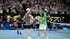 El tenista ruso Daniil Medvedev felicita a Jannik Sinner tras su victoria en la final del Open de Australia 2024.