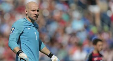 Firmó un contrato con la Generación Adidas en la MLS y posteriormente Chivas USA lo sumó a sus filas como segunda opción en el Draft de 2005.