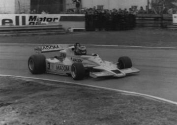 Emilio de Villota participó en 14 grandes premios, aunque tan sólo llegó a disputar dos carreras en 1977, puesto que no se clasificó para las restantes, debutando el 2 de mayo de 1976 en el trazado madrileño del Jarama.