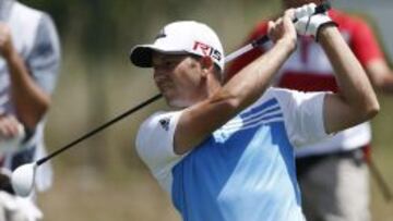 El golfista castellonense Sergio García golpea la bola, hoy, durante la segunda jornada del Abierto de España de golf que se disputa en Terrassa. EFE/Alejandro García