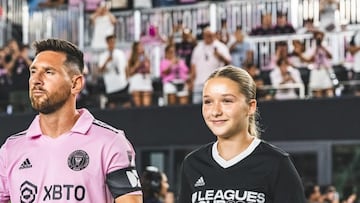 En redes sociales se hizo viral el momento en el que el astro argentino saltó al terreno de juego de la mano de la hija del propietario de Inter Miami.