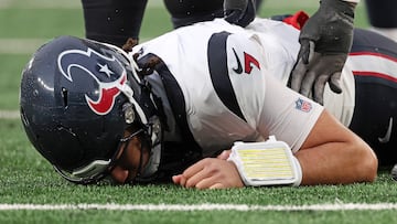 EAST RUTHERFORD, NEW JERSEY - DECEMBER 10: C.J. Stroud #7 of the Houston Texans on the field after a play during the fourth quarter in the game against the New York Jets at MetLife Stadium on December 10, 2023 in East Rutherford, New Jersey. Al Bello/Getty Images/AFP (Photo by AL BELLO / GETTY IMAGES NORTH AMERICA / Getty Images via AFP)