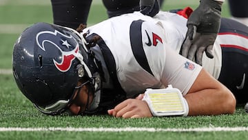 EAST RUTHERFORD, NEW JERSEY - DECEMBER 10: C.J. Stroud #7 of the Houston Texans on the field after a play during the fourth quarter in the game against the New York Jets at MetLife Stadium on December 10, 2023 in East Rutherford, New Jersey.   Al Bello/Getty Images/AFP (Photo by AL BELLO / GETTY IMAGES NORTH AMERICA / Getty Images via AFP)