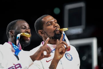 Los estadounidenses Kevin Wayne Durant y Draymond Jamal Green muerden la medalla de oro en baloncesto. 