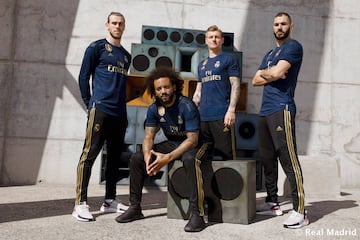 El Real Madrid ha presentado la que será la segunda equipación para la temporada que viene. Es de color azul oscuro con detalles dorados y se inspira en el ambiente que se genera en el Santiago Bernabéu.