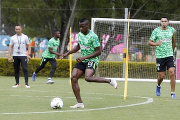 Atlético Nacional entrenó pensando en el partido frente al Independiente Medellín por la décima fecha de la Liga Águila. EL 'clásico paisa' se disputará el sábado a las 3:15 p.m. 